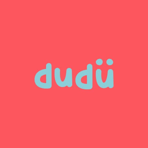 Logótipo dudü da DUDU Babysitting, criado pela Olhoshot, sobre fundo coral.